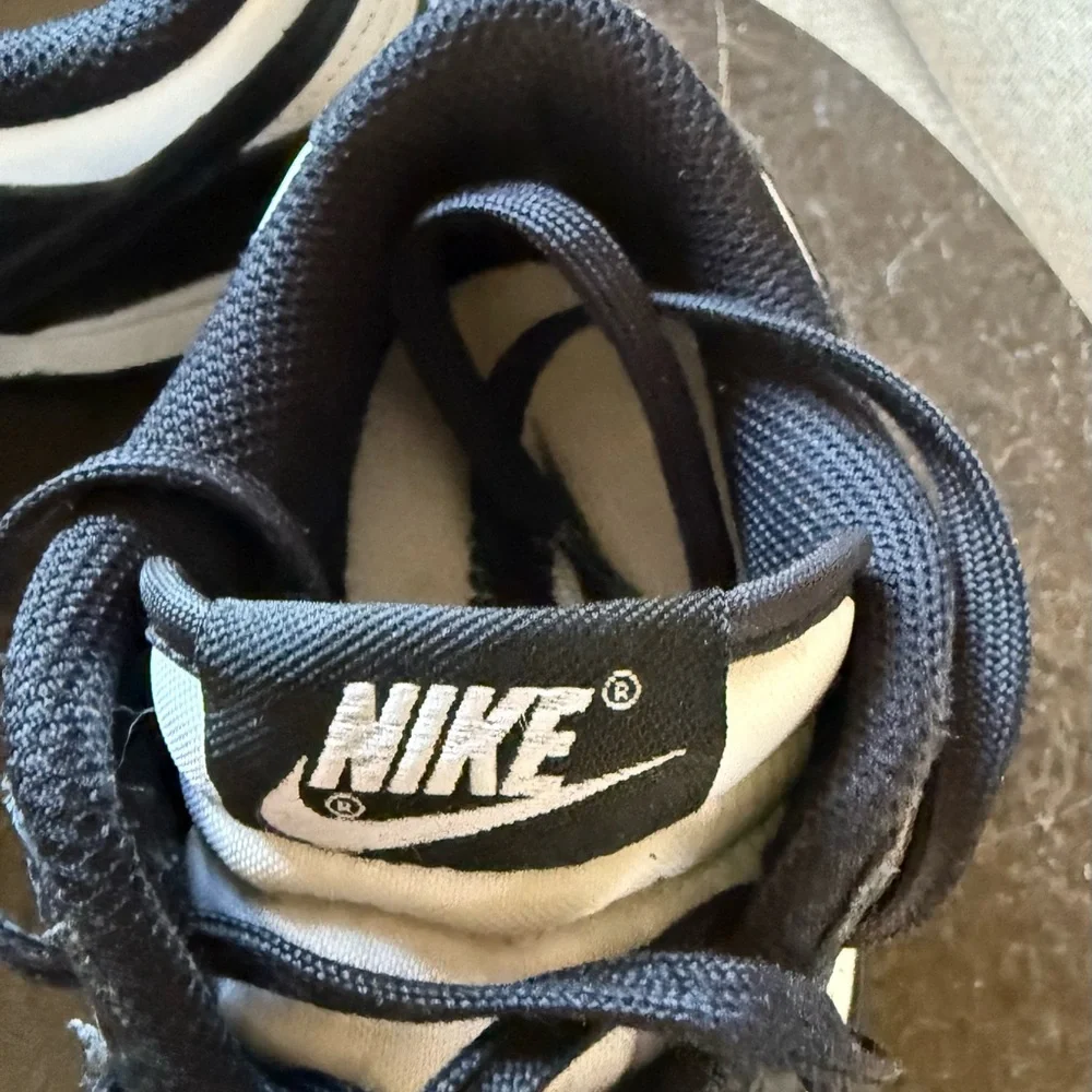 Nike Woman Black and White Athletic Sneakers